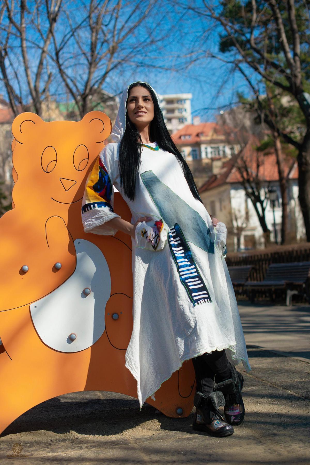 Rochie cu gluga din panza topita romaneasca. 