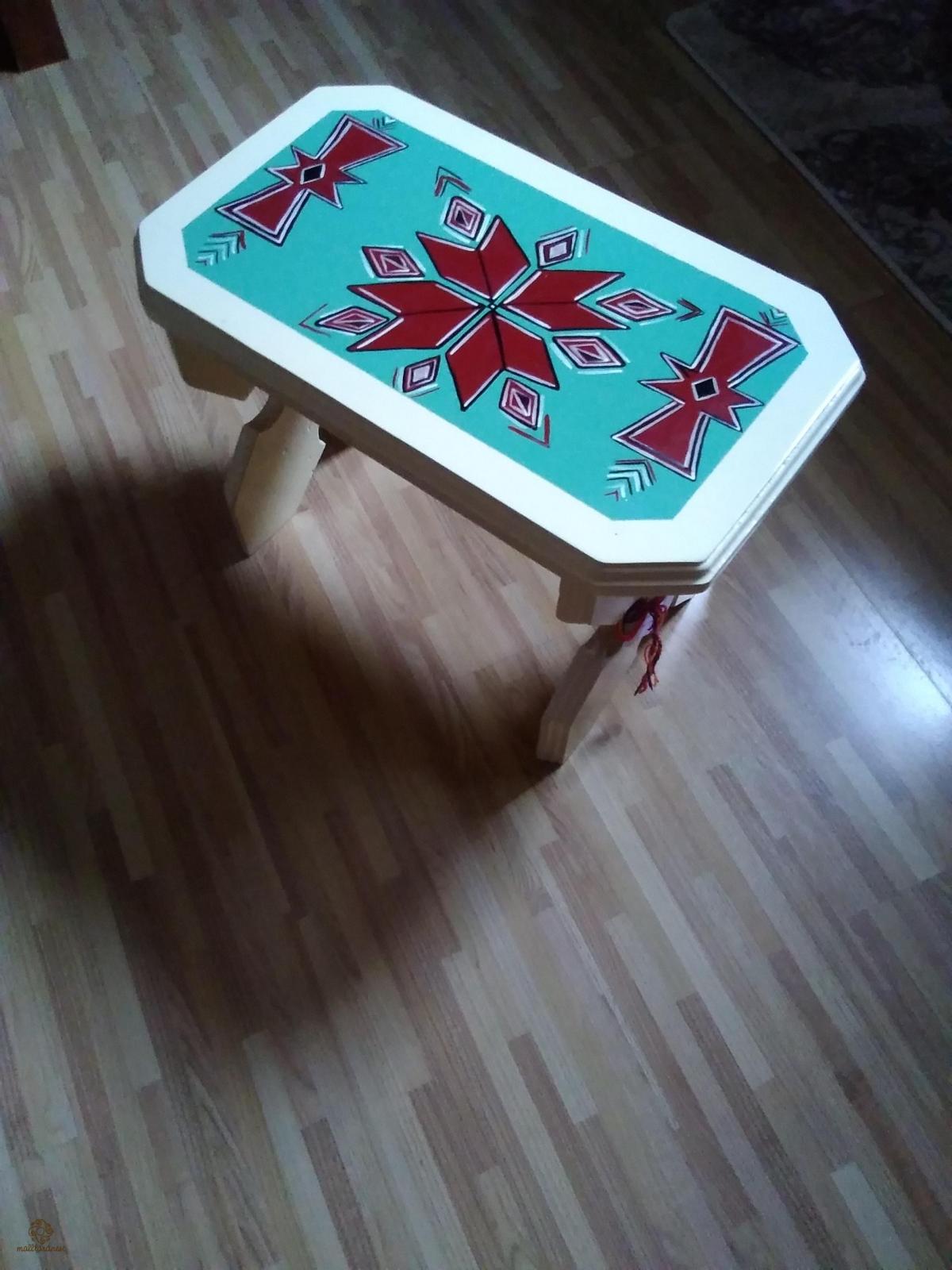 Măsuță pictată cu motive tradiționale 