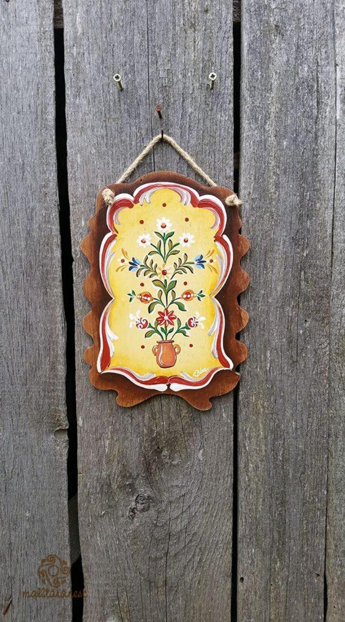 Decoratiuni rustice pictate pe lemn