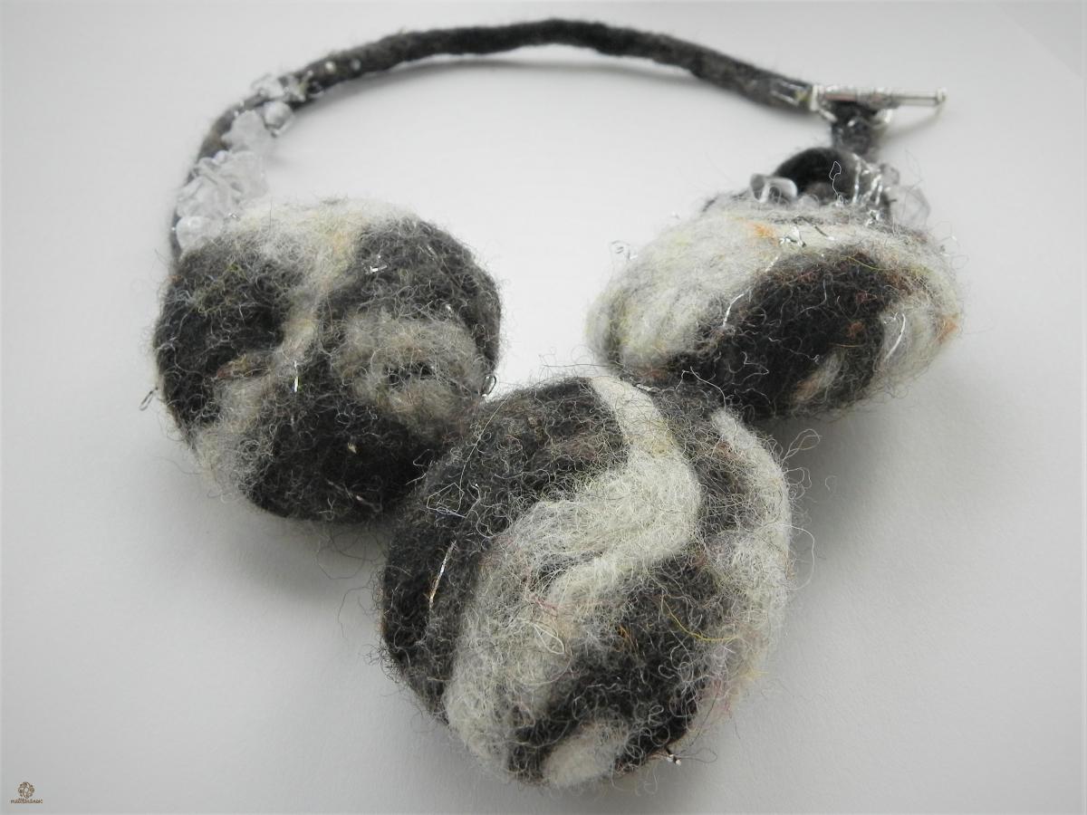 Colier din lana romaneasca impaslit manual 